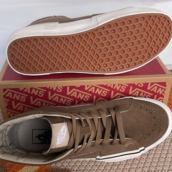 Vans Men’s Sk8-Hi Rearrange
Tonal Kangaroo
VN000CRMBYW
Sneakers - Picture 4 of 16